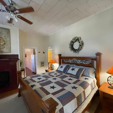 Carriage Inn Bandera Suite 2